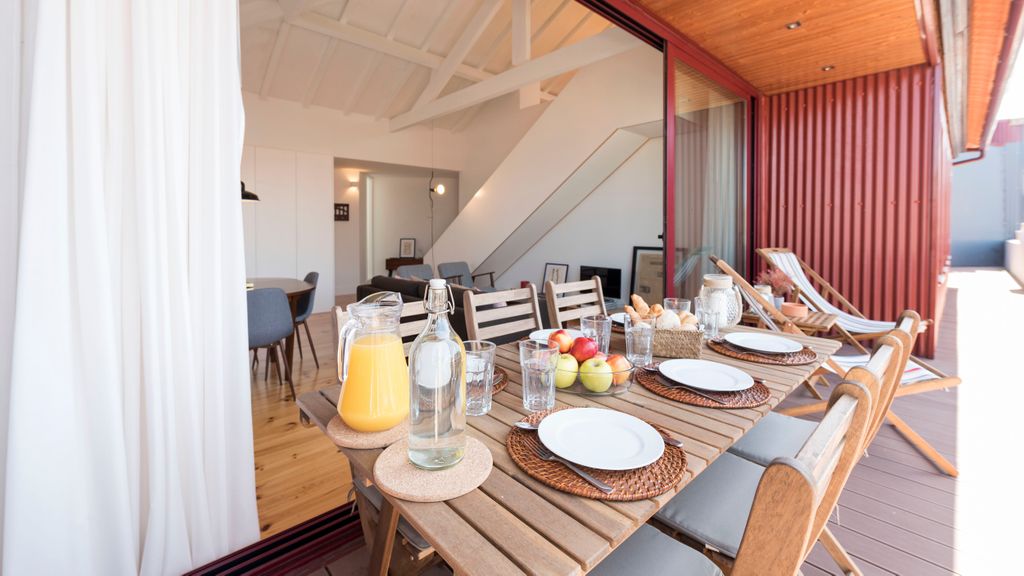 Top floor Balcony Apartment by LovelyStay