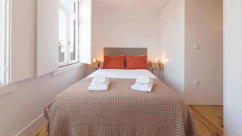 Top floor Balcony Apartment by LovelyStay