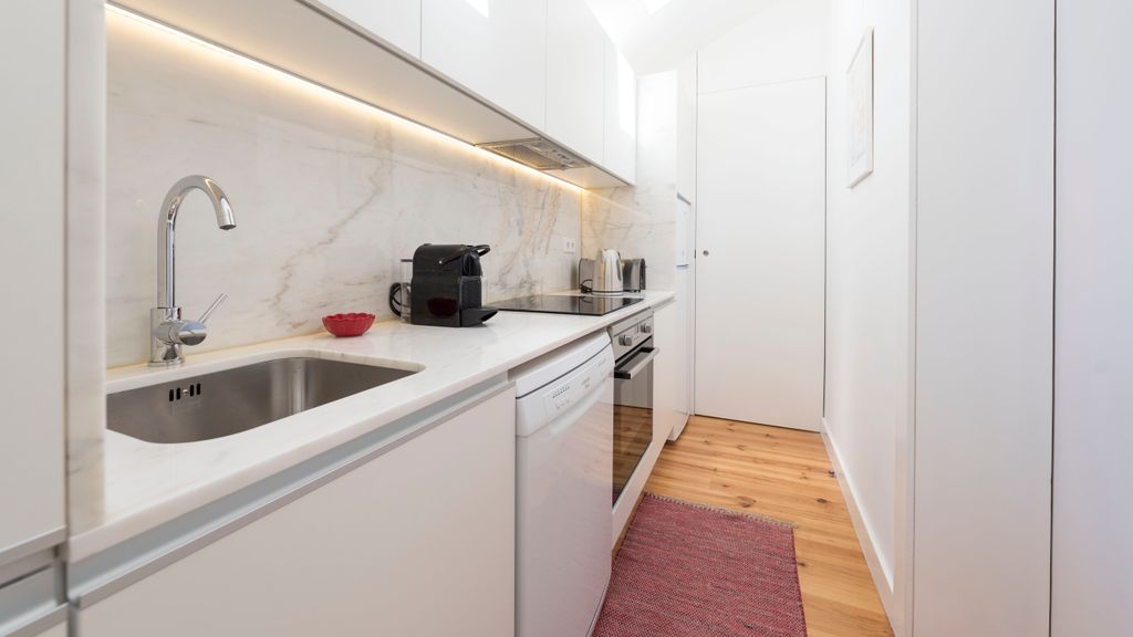 Top floor Balcony Apartment by LovelyStay