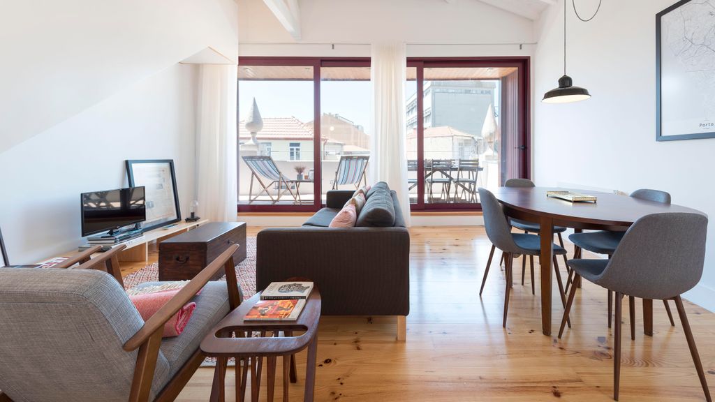 Top floor Balcony Apartment by LovelyStay