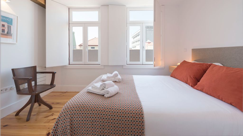 Top floor Balcony Apartment by LovelyStay