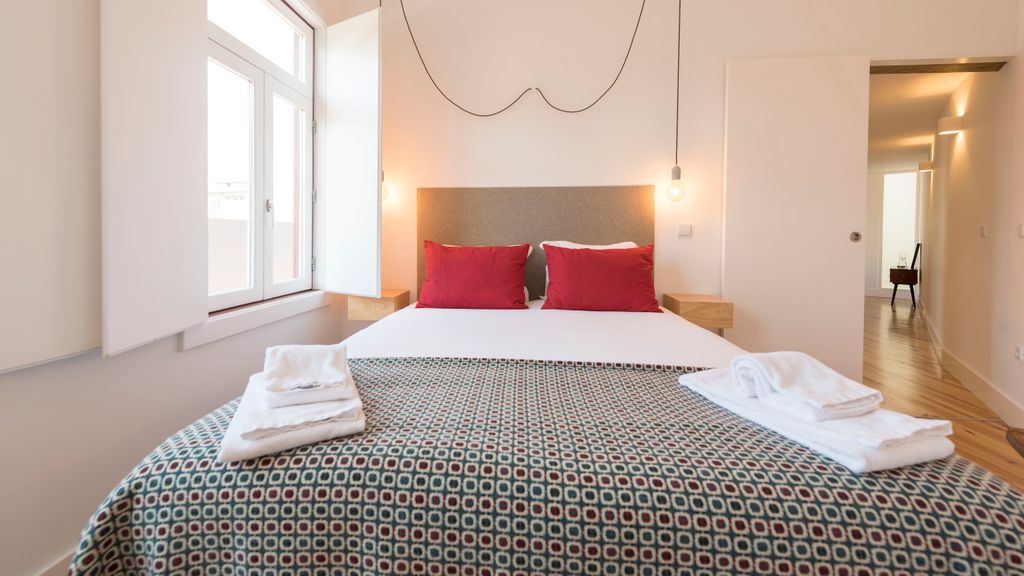 Top floor Balcony Apartment by LovelyStay