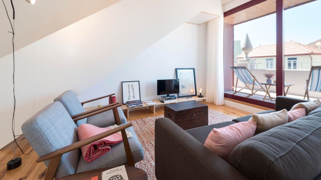Top floor Balcony Apartment by LovelyStay