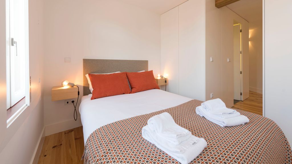 Top floor Balcony Apartment by LovelyStay