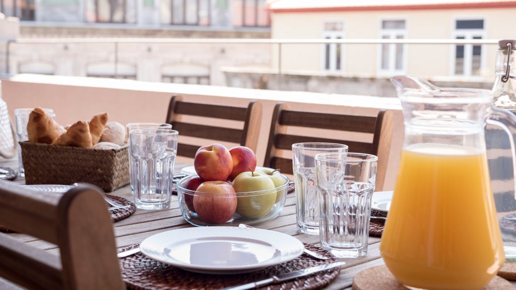 Top floor Balcony Apartment by LovelyStay