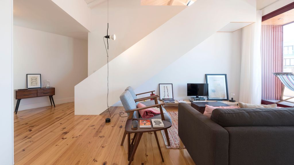 Top floor Balcony Apartment by LovelyStay