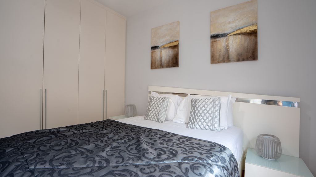 Deluxe Living by LovelyStay