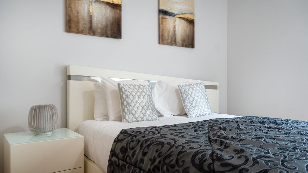 Deluxe Living by LovelyStay