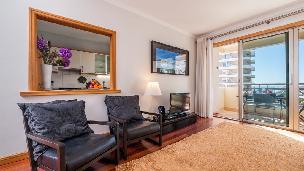 Falesia Apartment by LovelyStay