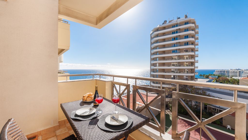 Falesia Apartment by LovelyStay