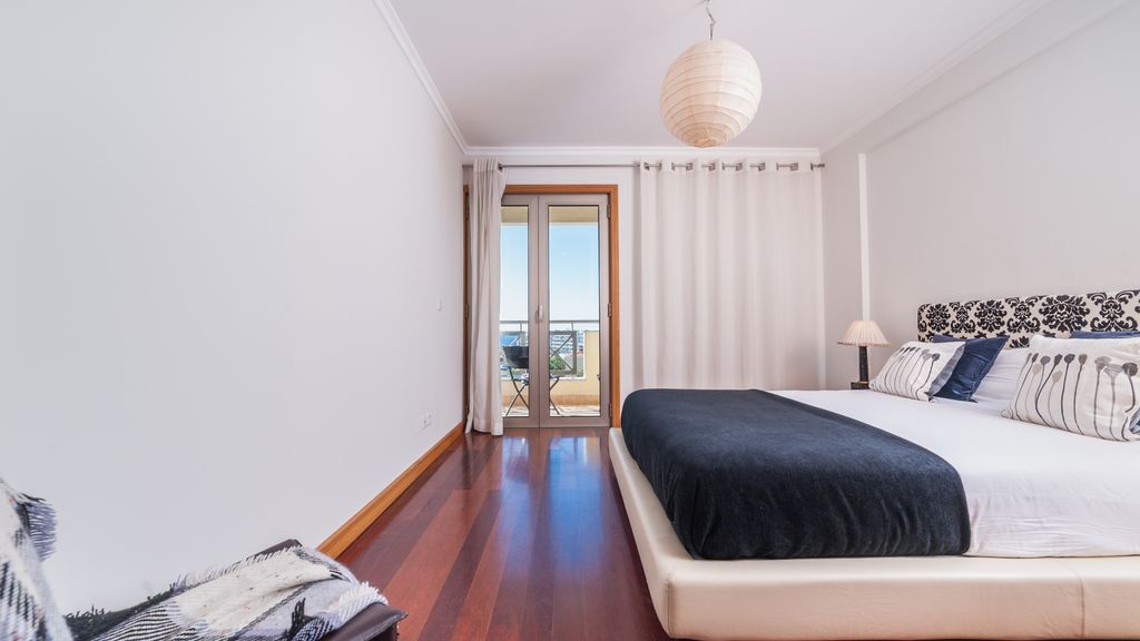 Falesia Apartment by LovelyStay
