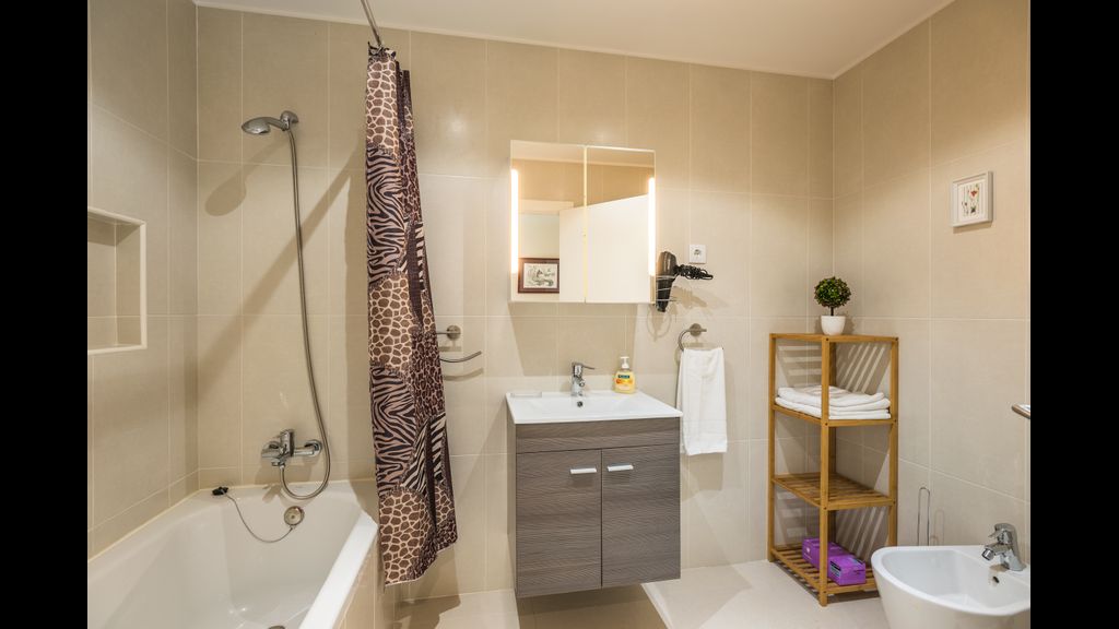 Funchal SilverWood Apartment by LovelyStay