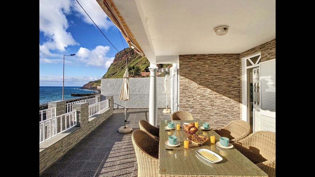 Naya Beach House by LovelyStay