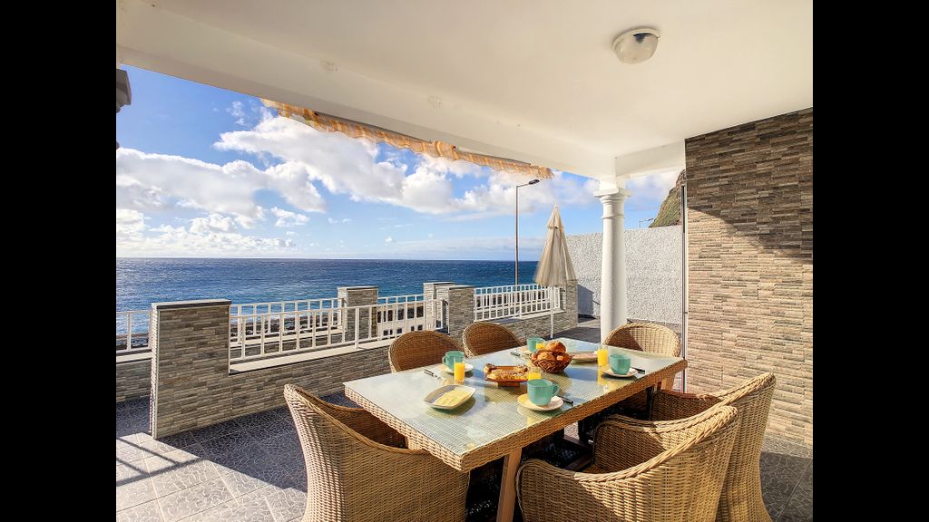 Naya Beach House by LovelyStay