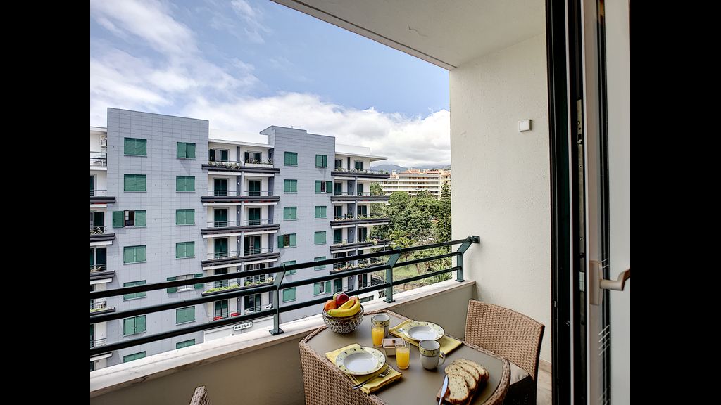 Paradise Apartment by LovelyStay