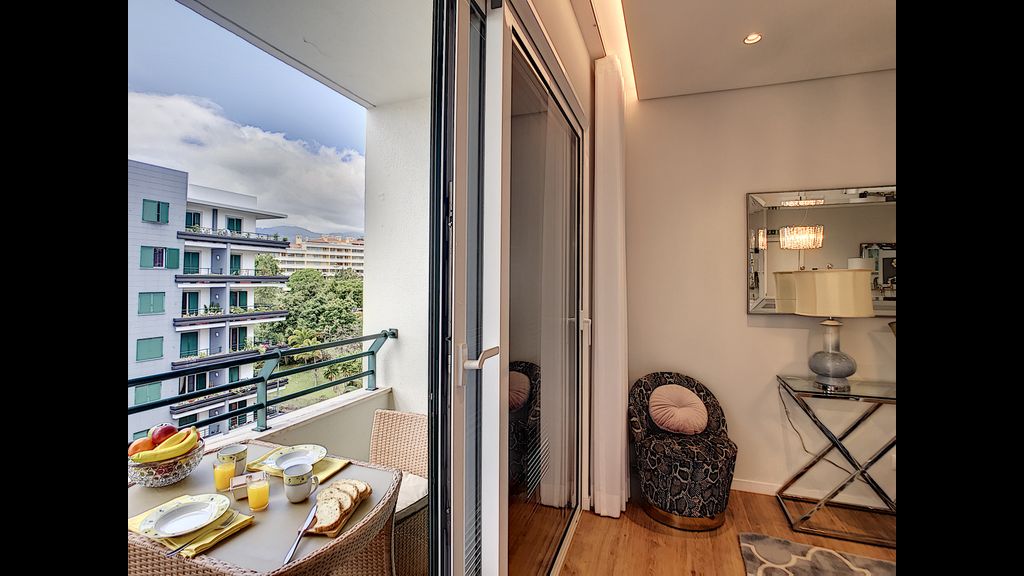 Paradise Apartment by LovelyStay