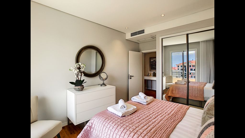 Paradise Apartment by LovelyStay