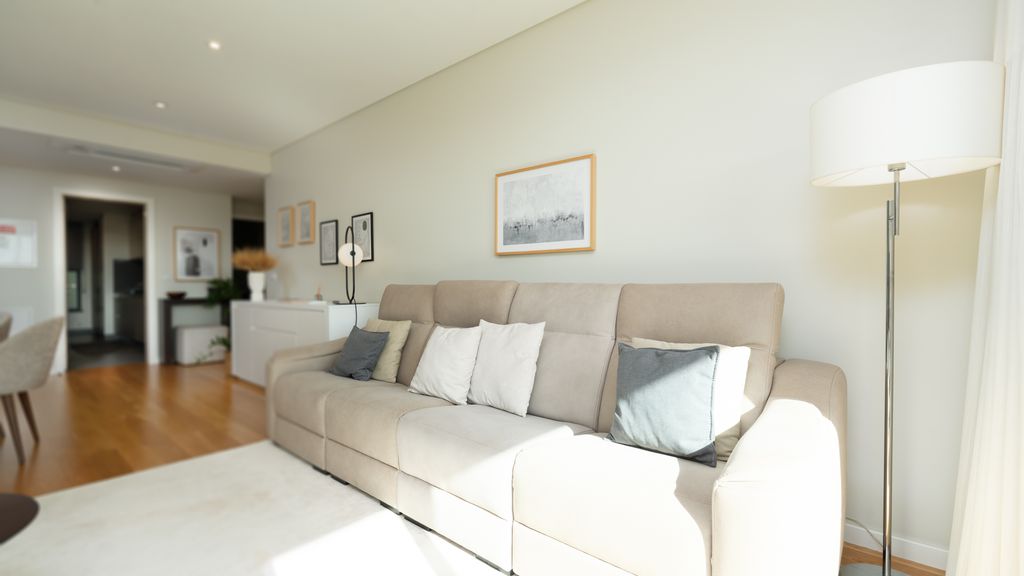 Sunlight Apartment by LovelyStay