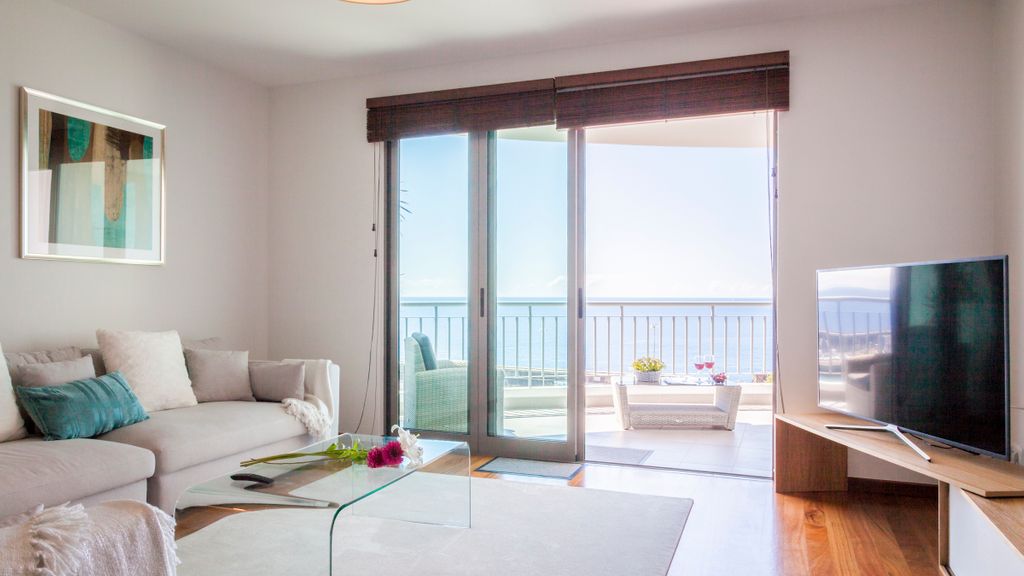 The Seaside Apartment by LovelyStay