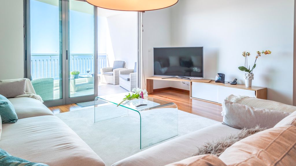 The Seaside Apartment by LovelyStay