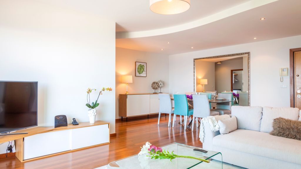 The Seaside Apartment by LovelyStay