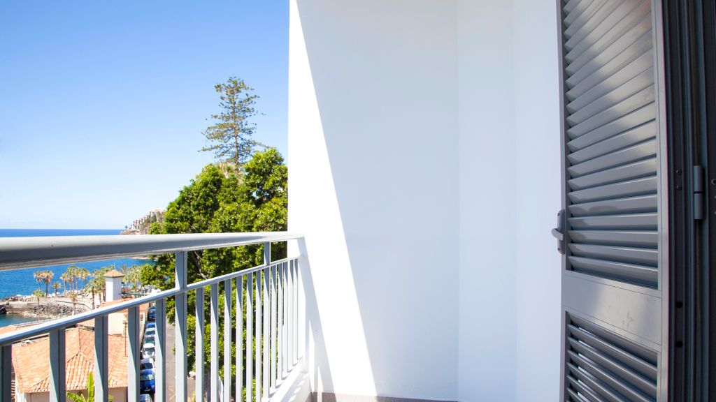 The Seaside Apartment by LovelyStay