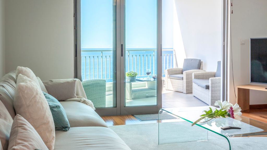 The Seaside Apartment by LovelyStay