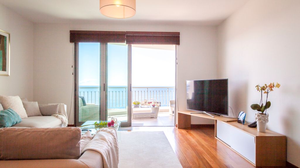 The Seaside Apartment by LovelyStay