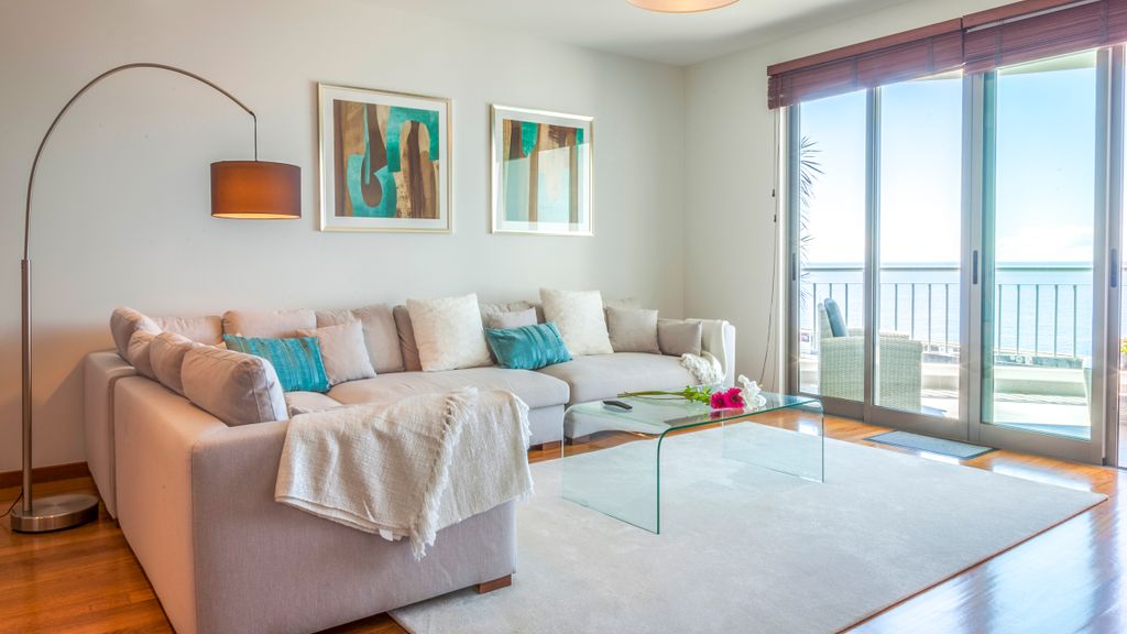 The Seaside Apartment by LovelyStay
