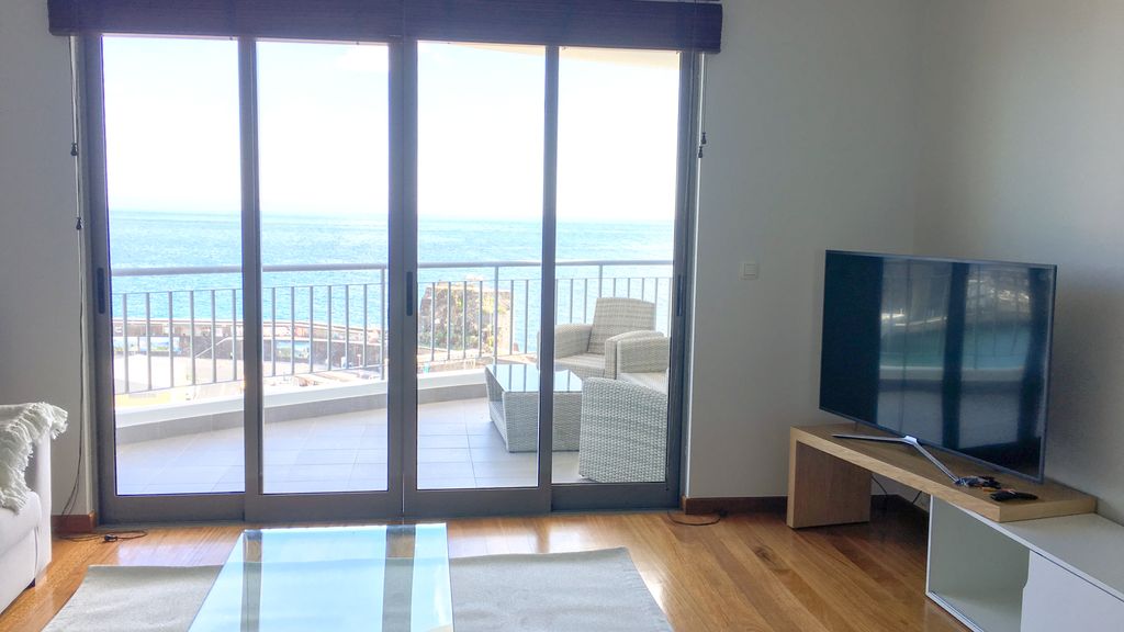 The Seaside Apartment by LovelyStay