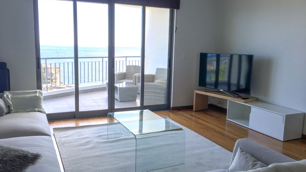 The Seaside Apartment by LovelyStay