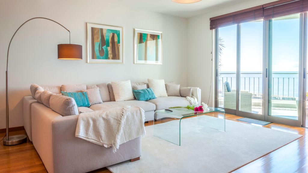 The Seaside Apartment by LovelyStay
