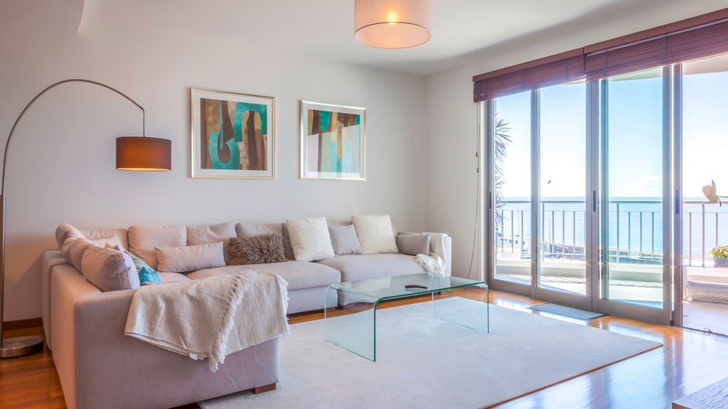 The Seaside Apartment by LovelyStay