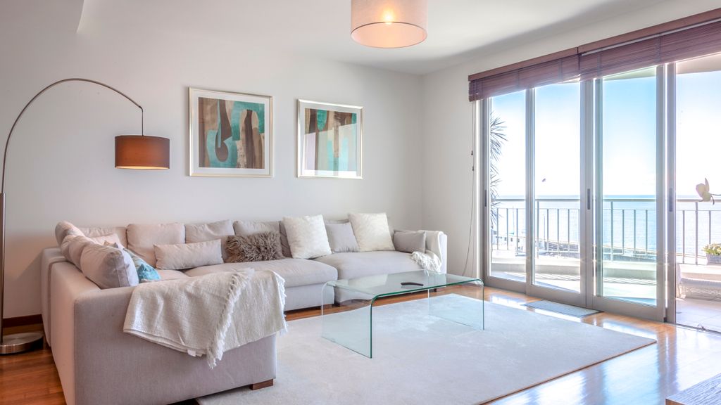 The Seaside Apartment by LovelyStay