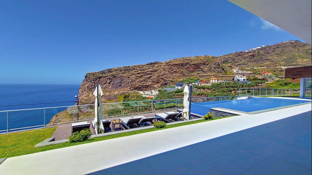 Villa Blue Horizon by LovelyStay