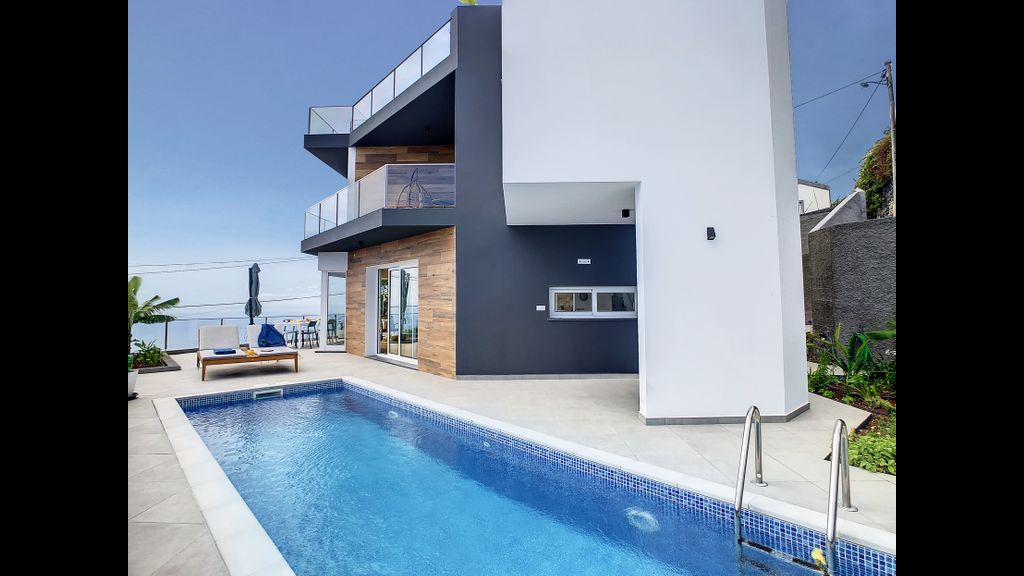 Villa Omar by LovelyStay