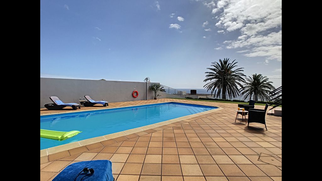 Villa Prainha by LovelyStay