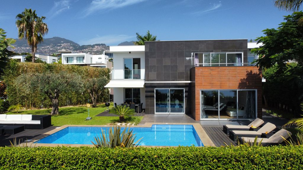 Villa Ravenala by LovelyStay