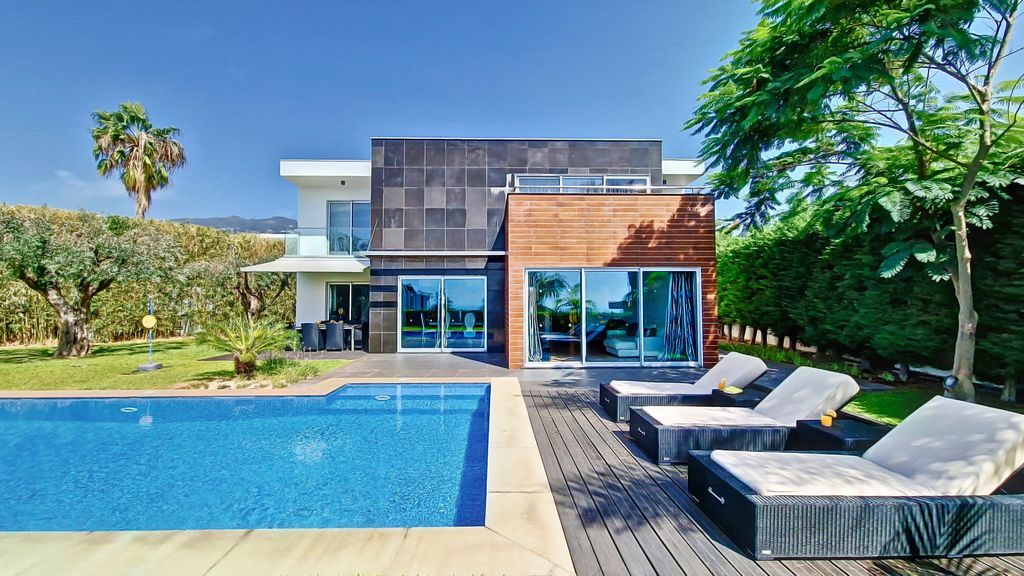 Villa Ravenala by LovelyStay