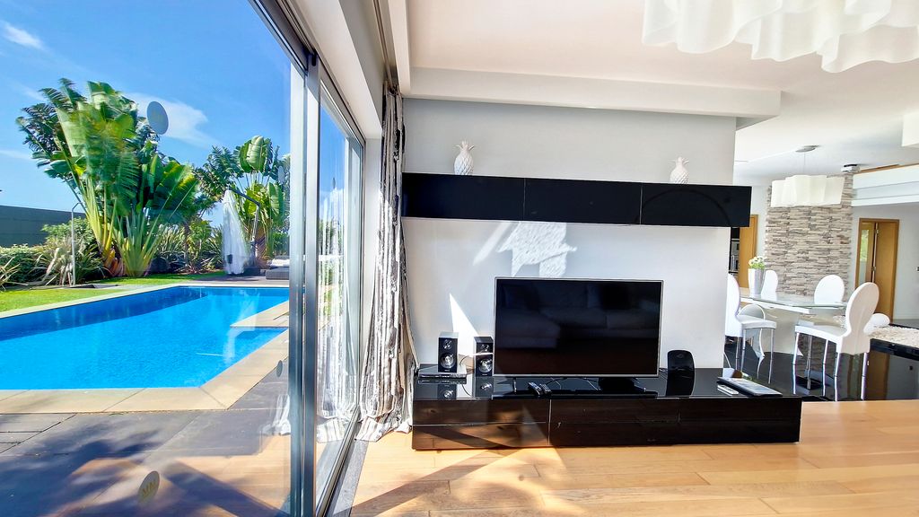 Villa Ravenala by LovelyStay