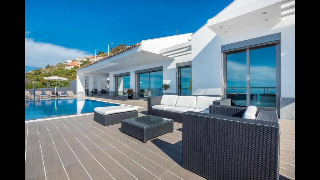 Villa São Lourenço by LovelyStay