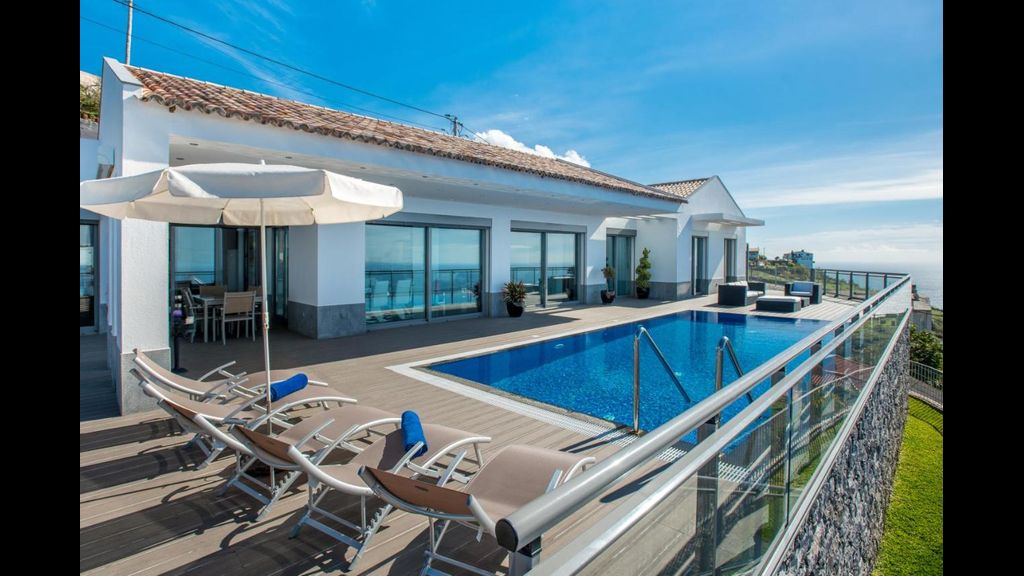 Villa São Lourenço by LovelyStay