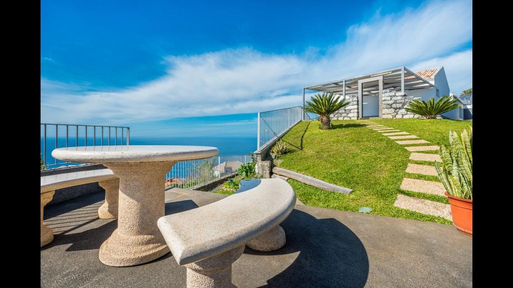 Villa São Lourenço by LovelyStay