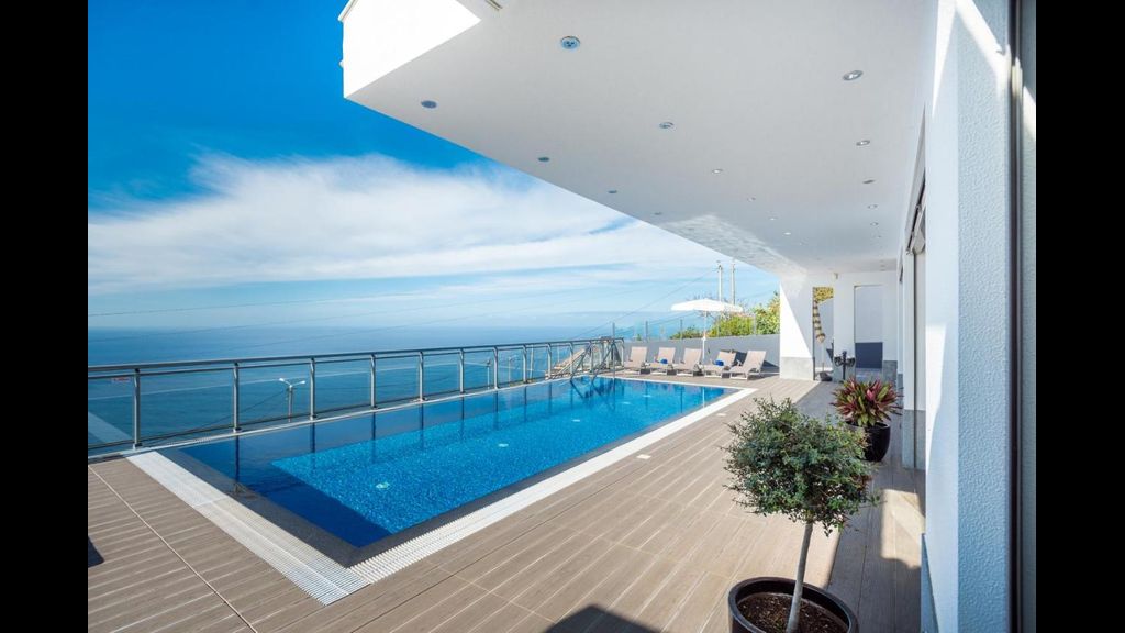 Villa São Lourenço by LovelyStay