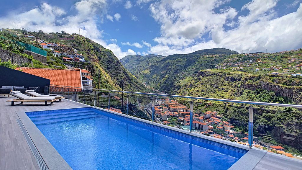 Wild River Villa by LovelyStay