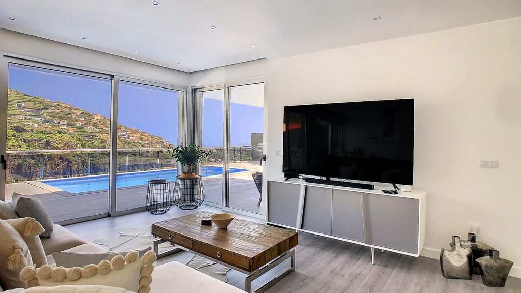 Wild River Villa by LovelyStay