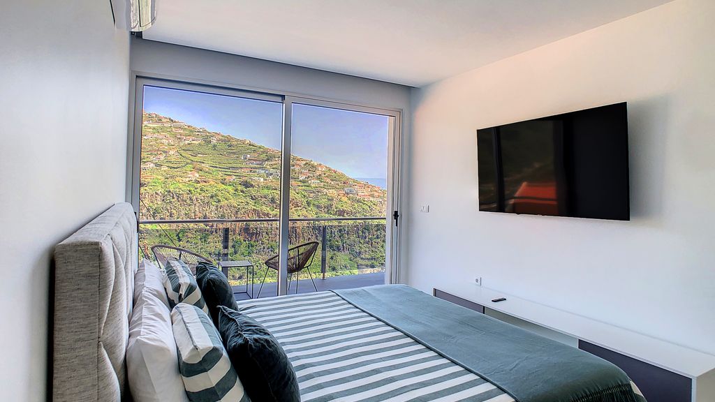 Wild River Villa by LovelyStay