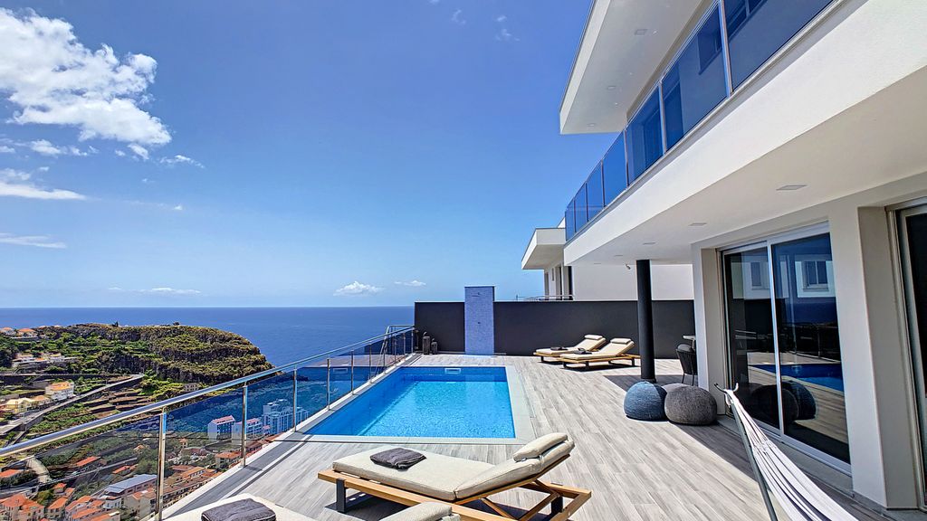 Wild River Villa by LovelyStay