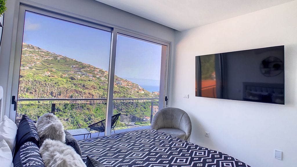 Wild River Villa by LovelyStay