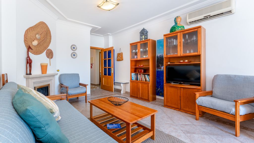 Bright & Cozy 1 BDR Flat W/ Balcony by LovelyStay